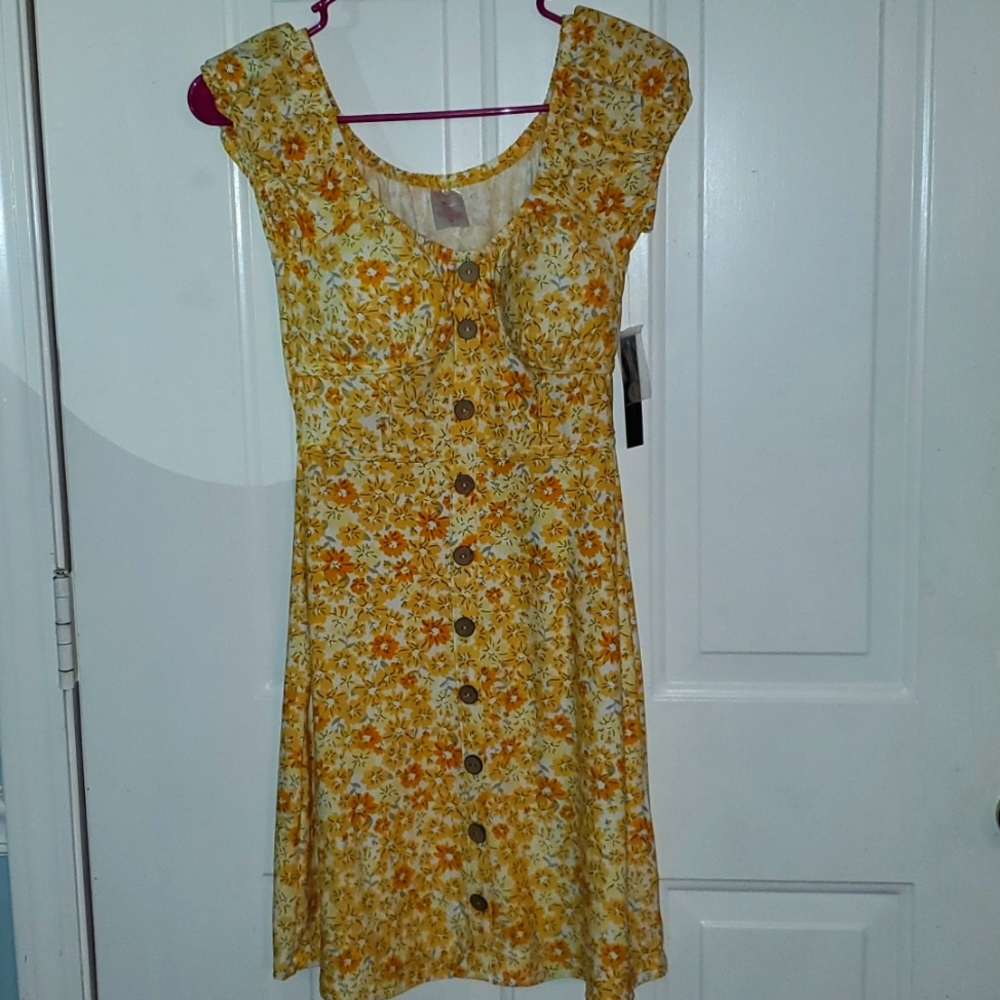 No Boundaries Yellow Floral Dress. Size: XS (1)